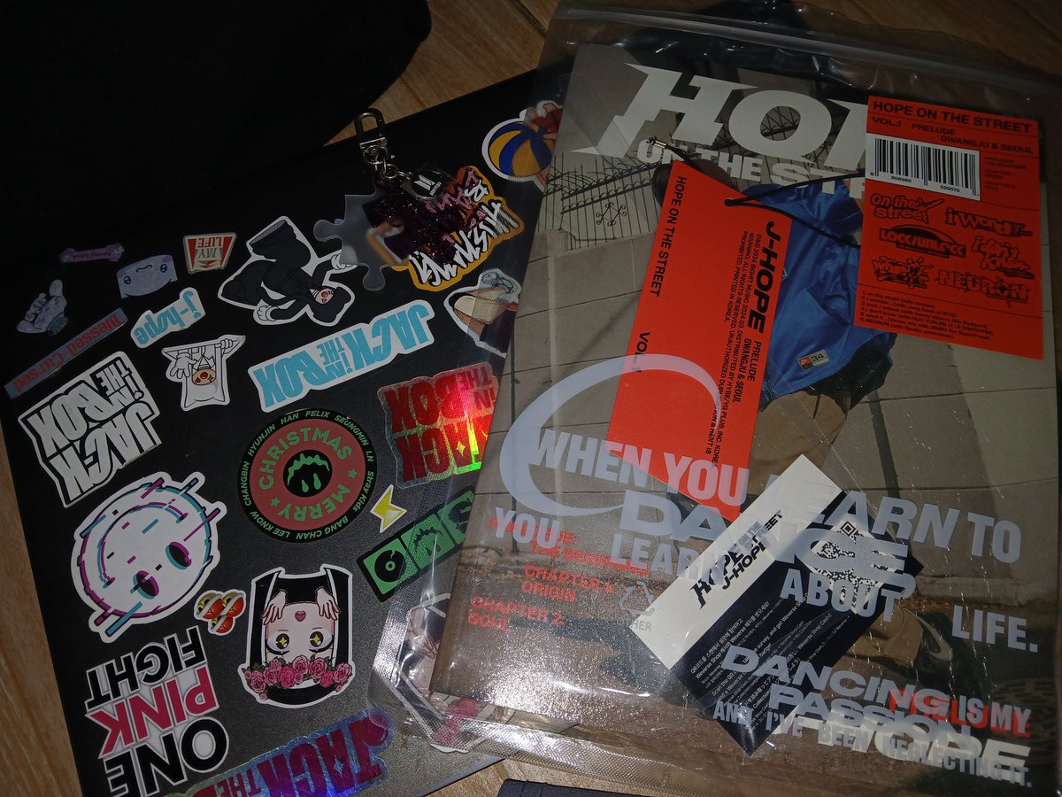 Plateau_Sum's tweet photo. ANG BABY KO AY NAKAUWI NA!!! THANK YOU @DailyAJBoutique SA PAGPAPAUWI! 

finally complete na yung jhope albums ko, sana ichill niya muna ung sa susunod😔

#dailyajboutiqueproofs https://t.co/gTfwCaCio5