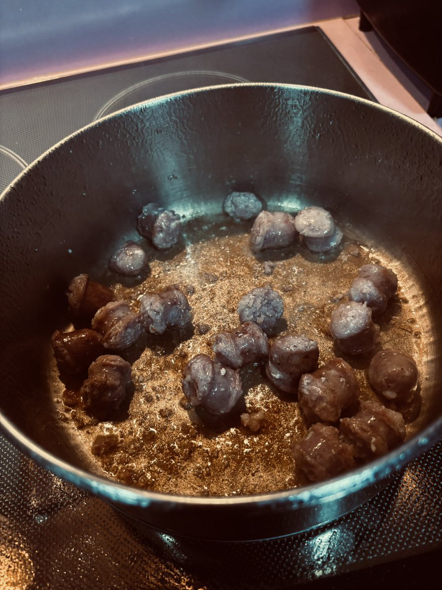 EVernacci's tweet photo. Receta de los penne con salchicha y vinagre de Modena de Romano Tamiani, restaurante Ambascista, Quistelo.
Hervir la pasta un par de minutos menos de lo que dice el fabricante.
En un cazo con muy poco aceite dorar las salchichas cortadas en dados y a fuego medio alto, queremos https://t.co/VVeiHEQE5H
