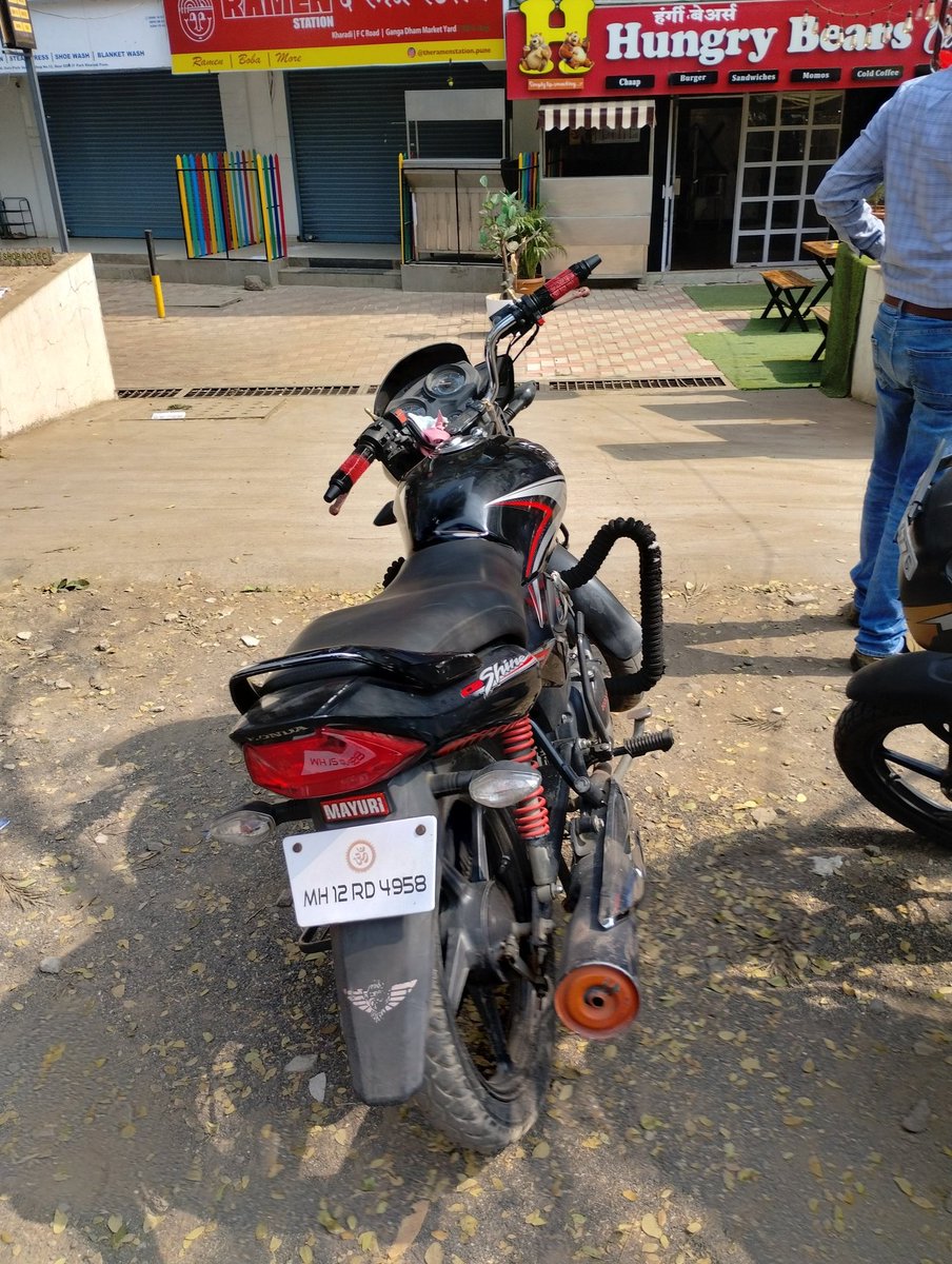 PUTTSSRI's tweet photo. @ShoneeKapoor Wrong parking like this is common in Pune with licensed fools not allowing people to reach clinics or get their basic needs..
Gera Emerald City Road, kharadi
Please take action and challan them appropriately
@DGPMaharashtra
@MaharashtraRTO https://t.co/DTO8BPNFbW