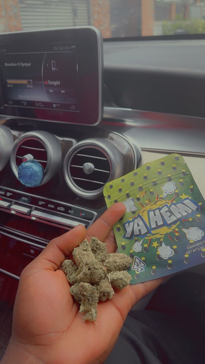 rocketvibez's tweet photo. How many grams do you think this is ? https://t.co/pMkQ2f4bBi