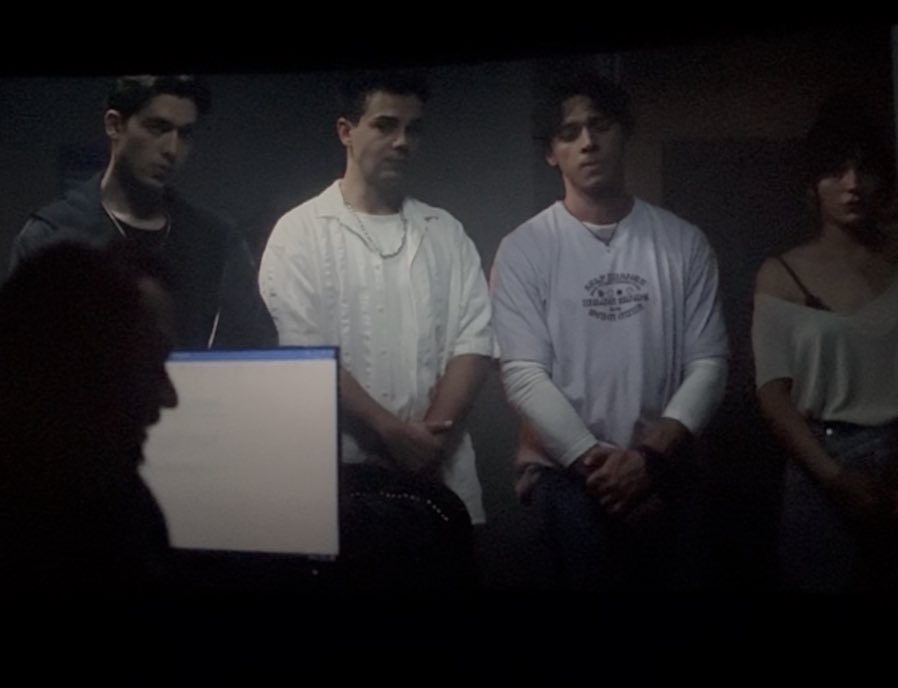 Sınıfı birbirine katıp tüm hocaları birbirine düşürüp ve okulda cinayet var diye ortalığı ayağı kaldırdıktan sonra polisin karşında masumluluğumuz:) 
#Karantina