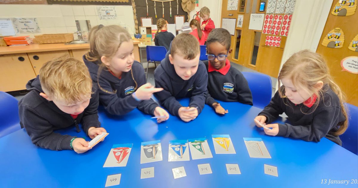 Hendrefoilan's tweet photo. Guided group maths reasoning in turtle class yesterday. Lots of maths language and discussion taking place. #hdfpNum https://t.co/tiotCB4ohC