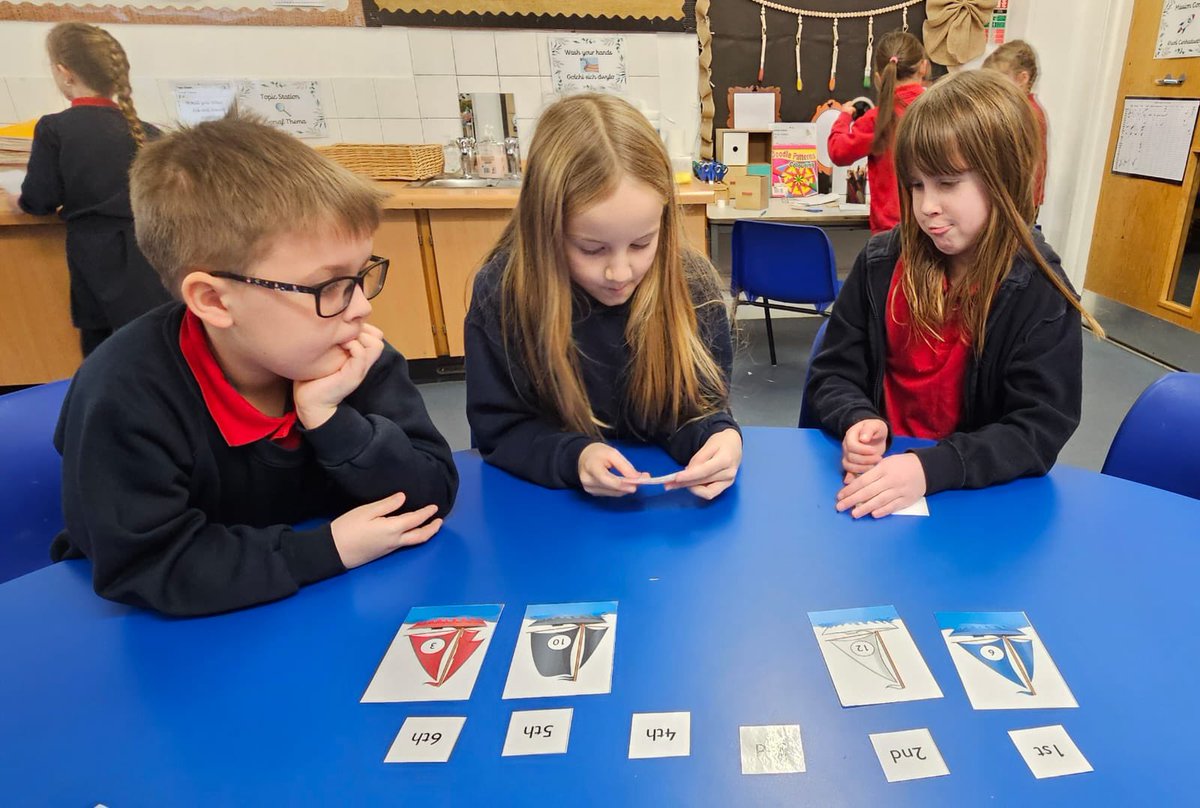 Hendrefoilan's tweet photo. Guided group maths reasoning in turtle class yesterday. Lots of maths language and discussion taking place. #hdfpNum https://t.co/tiotCB4ohC