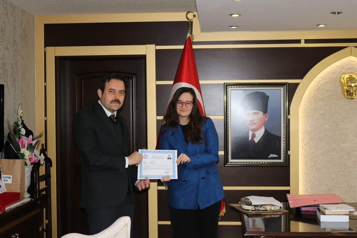 Kaymakam Senanur TUNALI İlçe Nüfus Müdürlüğünde görevli Memur Dilek AYDIN’ı “Başarı Belgesi” ile;

3 defa “Başarı Belgesi” alan Nüfus Müdürü İbrahim KÜTÜKÇÜ’yü “Üstün Başarı Belgesi” taltif etti.

🌐 asarcik.gov.tr/odullendirme-2…