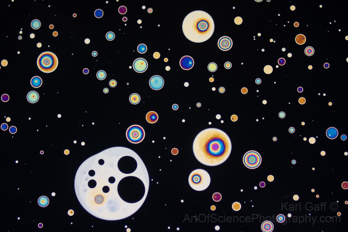 KarlGaff's tweet photo. On the microscopic regime, micelles jitter chaotically in the molecular storm of Brownian motion, but this situation is more relaxed. The surface tension of this soap film exhibits strong elasticity that dampens the Brownian storm. https://t.co/fXF9HUZFrr
