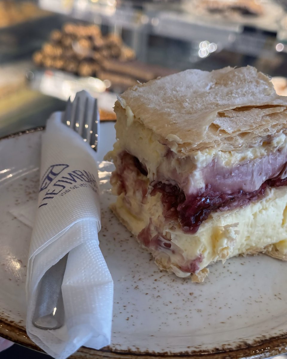 Da li ste probali našu novu krempitu sa višnjama? 🥰