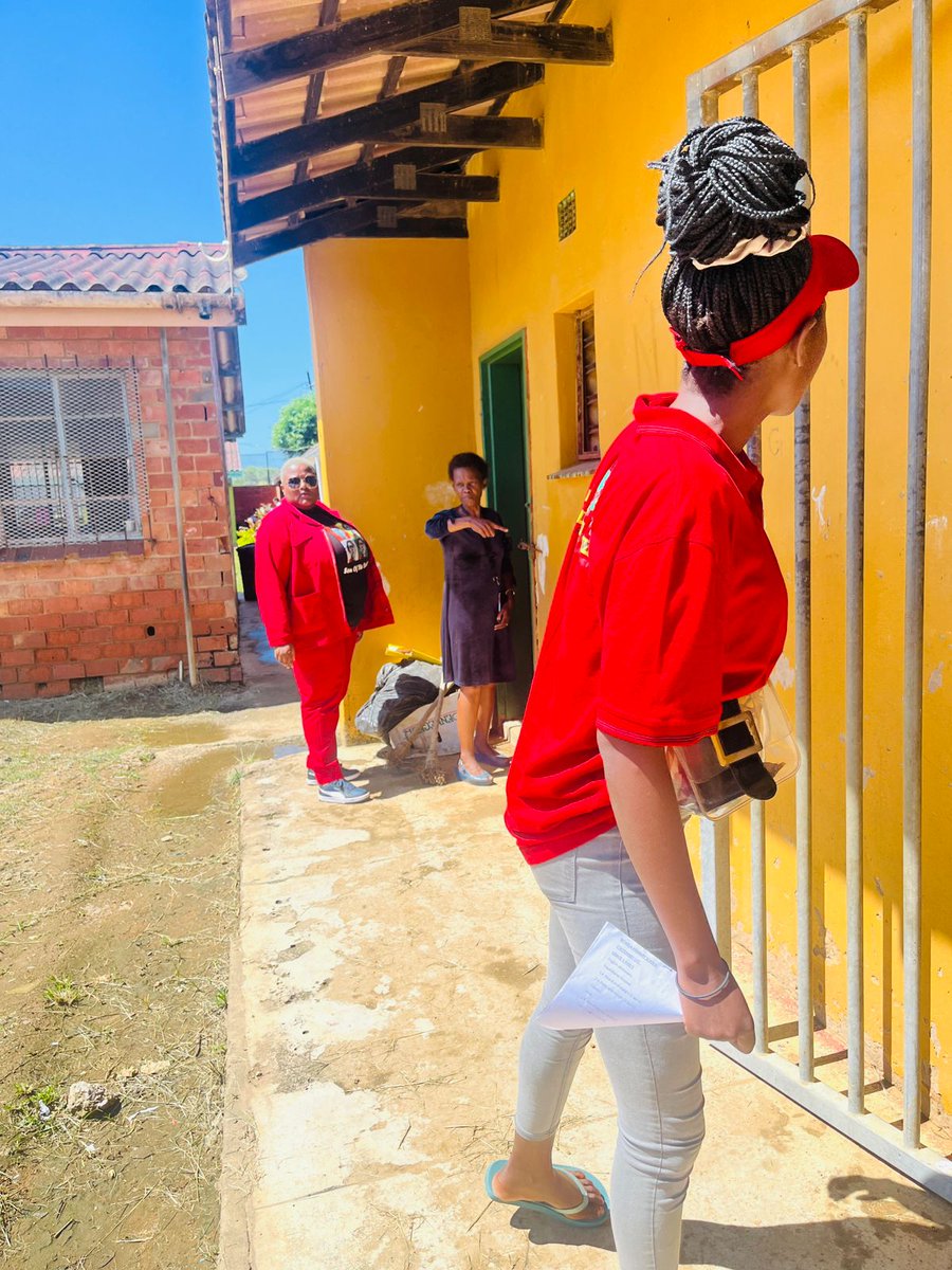 🔻In Pictures🔻

EFF eThekwini Region PR Cllr Nqobile Zondi is doing an oversight visit at Ntwela Primary School today.
According to school principal they don't have windows and  classes have no electricity yet students are expected to be at school tomorrow.

#UmntanaEskolweni