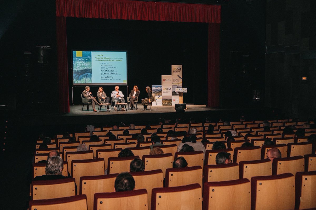 divik_net's tweet photo. 🎤 @laura_rosel  va conduir la jornada “Els LEADER més enllà d'uns ajuts”, amb la participació del conseller @oscardordeig, destacant l'impacte dels ajuts europeus al territori.

▶️ #ConnectarComunicar https://t.co/dkNOf1lP0D