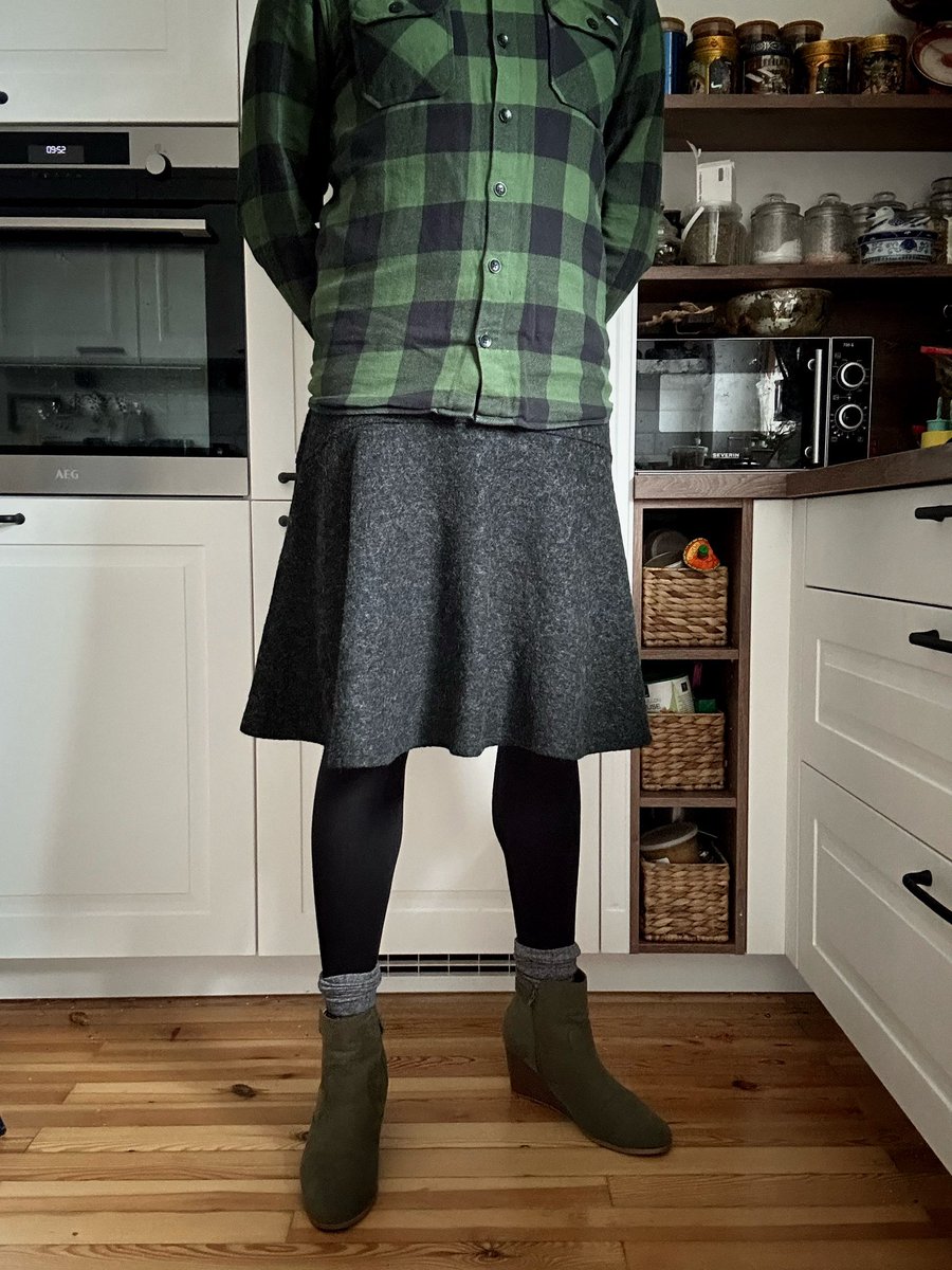 TheBeskirtedMan's tweet photo. It’s a cold day today. Perfect for a flannel shirt, woolen skirt and thermal tights.

#mensfashion #meninskirts #skirts #fashion #fashionhasnogender #genderlessfashion #genderequality #stoptoxicmasculinity #genderfluidfashion #meninheels #heelsformen #heels #highheels https://t.co/5f1COhfZ4B