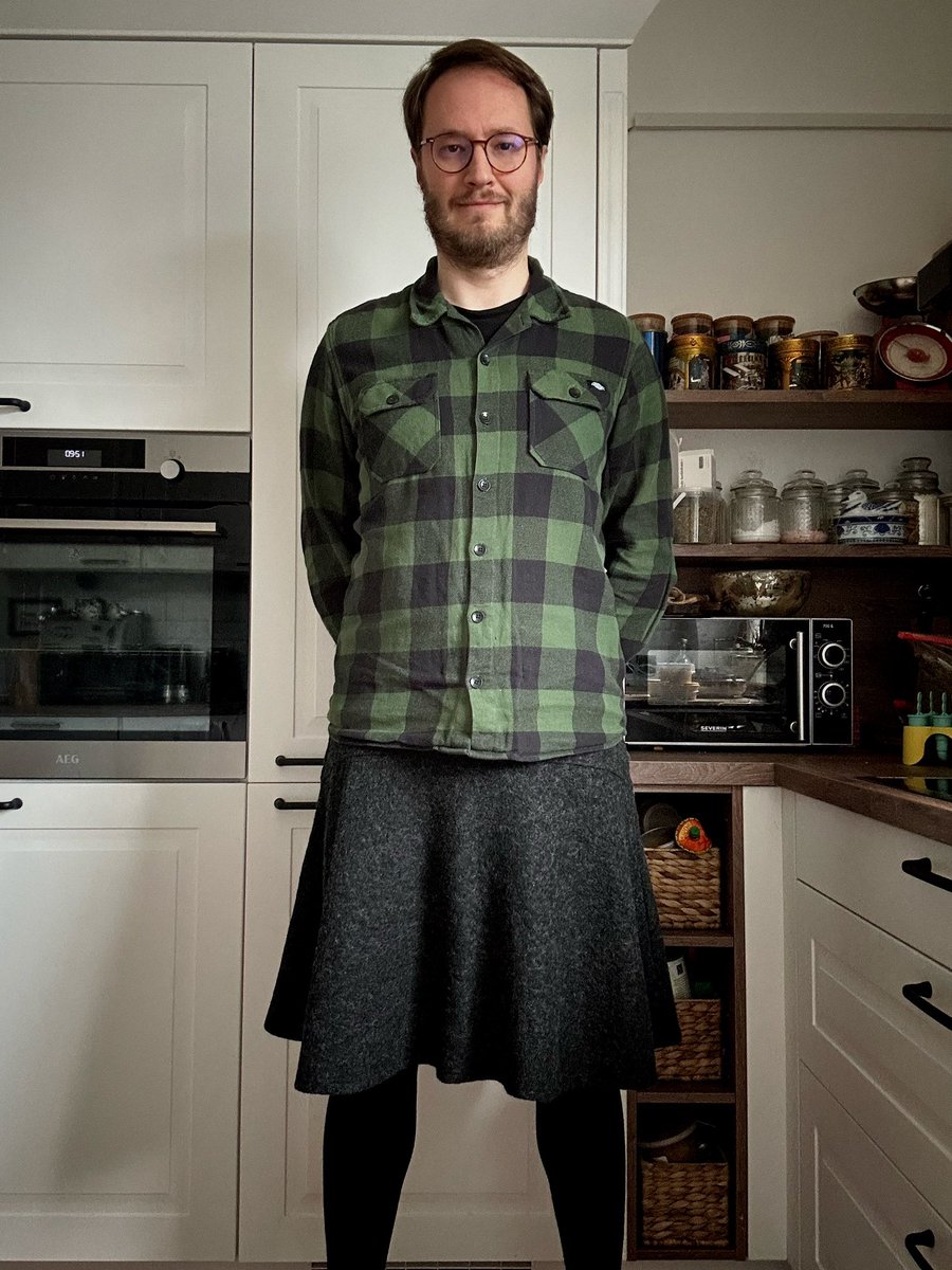TheBeskirtedMan's tweet photo. It’s a cold day today. Perfect for a flannel shirt, woolen skirt and thermal tights.

#mensfashion #meninskirts #skirts #fashion #fashionhasnogender #genderlessfashion #genderequality #stoptoxicmasculinity #genderfluidfashion #meninheels #heelsformen #heels #highheels https://t.co/5f1COhfZ4B