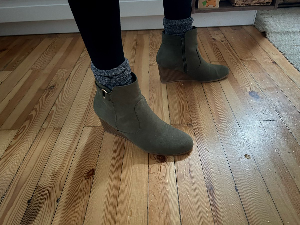 TheBeskirtedMan's tweet photo. It’s a cold day today. Perfect for a flannel shirt, woolen skirt and thermal tights.

#mensfashion #meninskirts #skirts #fashion #fashionhasnogender #genderlessfashion #genderequality #stoptoxicmasculinity #genderfluidfashion #meninheels #heelsformen #heels #highheels https://t.co/5f1COhfZ4B