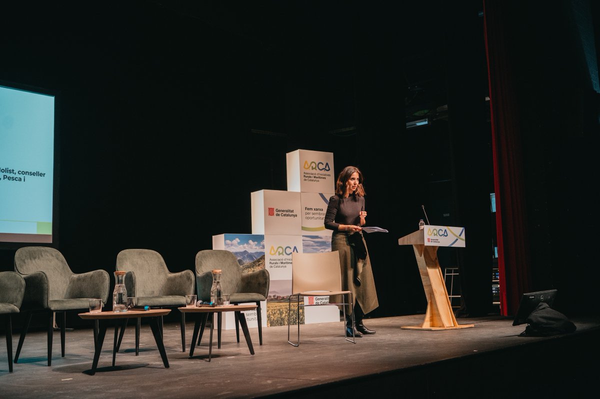 divik_net's tweet photo. 🎤 @laura_rosel  va conduir la jornada “Els LEADER més enllà d'uns ajuts”, amb la participació del conseller @oscardordeig, destacant l'impacte dels ajuts europeus al territori.

▶️ #ConnectarComunicar https://t.co/dkNOf1lP0D