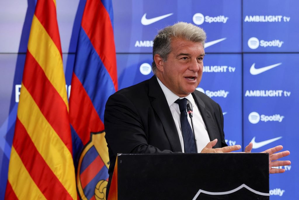 FabrizioRomano's tweet photo. 🚨 Barça president Laporta: “We are finally back to the 1:1 rule, we can now sign players with normal process”.

“We can now be able to register players like Dani Olmo and Pau Victor, and we will have our new stadium soon”. https://t.co/pWJYakqXX5