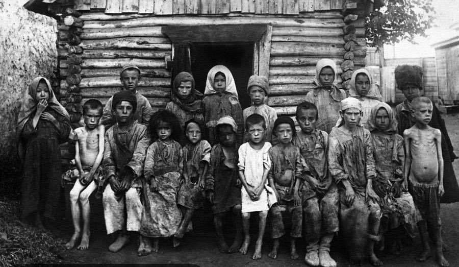 hariad_uyanga's tweet image. Архангайн Танк хүлдэг баатрын ачаар бид өлсгөлөн үзээгүй байдаг. 

1920 онд Оросууд Их өлсгөлөндөө нэрвэгдэж АНУ-с хүнсний тусламж авч байсан байдаг. Өлсгөлөнгөө давахын тулд оросууд цэргийн хүчээр бусад улсад өлсгөлөн үүсгэж эхэлсэн байдаг. Сүүлдээ 1930-д онд Зөвлөлт оросууд…