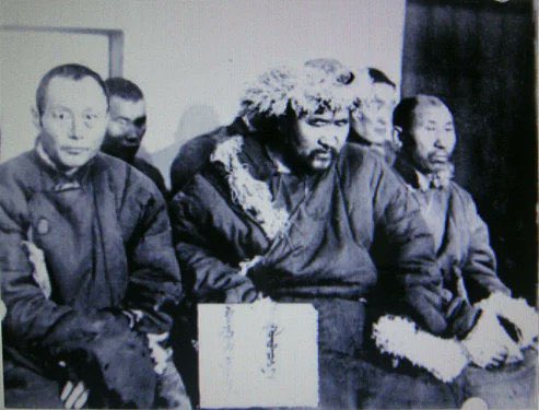 hariad_uyanga's tweet image. Архангайн Танк хүлдэг баатрын ачаар бид өлсгөлөн үзээгүй байдаг. 

1920 онд Оросууд Их өлсгөлөндөө нэрвэгдэж АНУ-с хүнсний тусламж авч байсан байдаг. Өлсгөлөнгөө давахын тулд оросууд цэргийн хүчээр бусад улсад өлсгөлөн үүсгэж эхэлсэн байдаг. Сүүлдээ 1930-д онд Зөвлөлт оросууд…