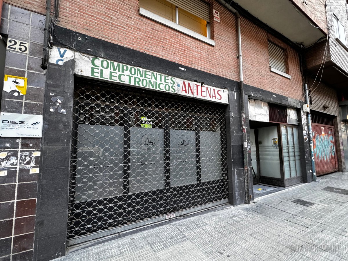 javiergmart's tweet photo. La ciudad está hecha de capas. En el 25 de Víctor Gallego, en #Zamora, ha aparecido parte de una rotulación artesanal oculta durante más de 30 años.

#ZamoraPatrimonioGráfico: https://t.co/P22lcRp1QY https://t.co/0bSphm6oui