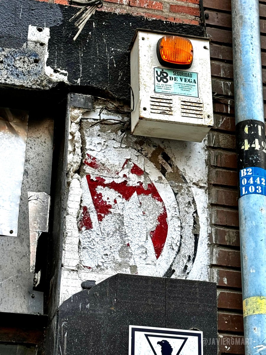 javiergmart's tweet photo. La ciudad está hecha de capas. En el 25 de Víctor Gallego, en #Zamora, ha aparecido parte de una rotulación artesanal oculta durante más de 30 años.

#ZamoraPatrimonioGráfico: https://t.co/P22lcRp1QY https://t.co/0bSphm6oui
