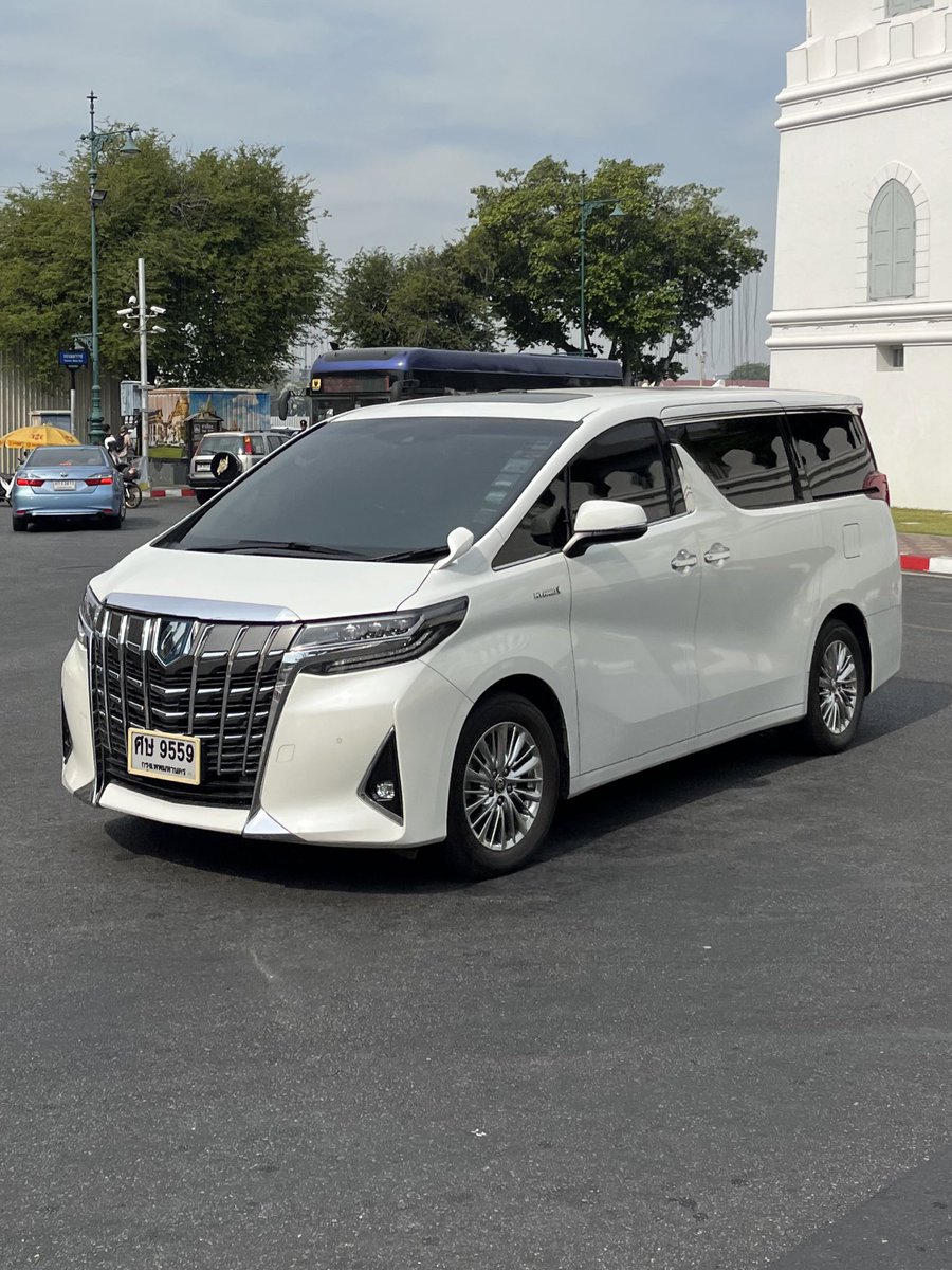 FunToyota's tweet photo. バンコクはアルヴェルが結構走ってますね😊

特に中心部はよく見かけます。

韓国に行ったときも思いましたが、やっぱりフルスモークはかっこいいですね😂 https://t.co/BHclJHT5aP