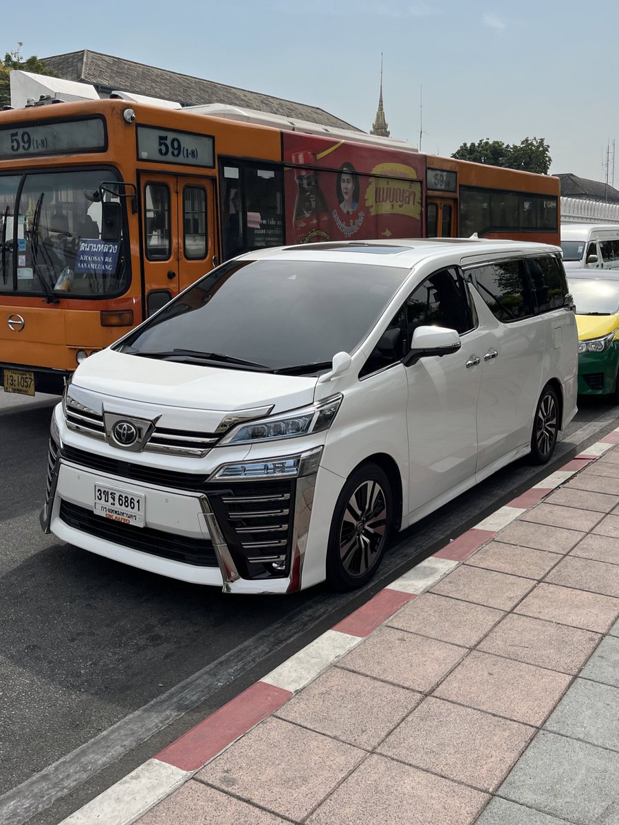FunToyota's tweet photo. バンコクはアルヴェルが結構走ってますね😊

特に中心部はよく見かけます。

韓国に行ったときも思いましたが、やっぱりフルスモークはかっこいいですね😂 https://t.co/BHclJHT5aP