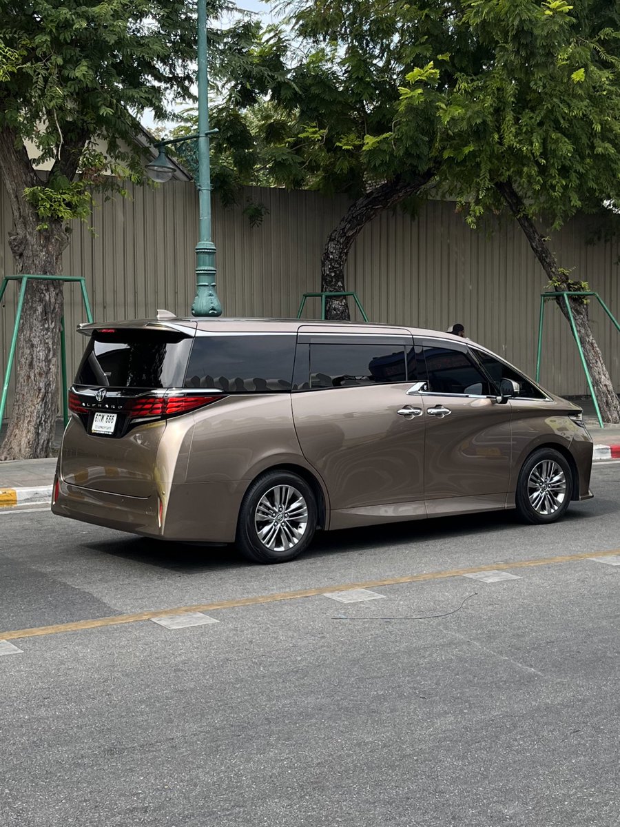 FunToyota's tweet photo. バンコクはアルヴェルが結構走ってますね😊

特に中心部はよく見かけます。

韓国に行ったときも思いましたが、やっぱりフルスモークはかっこいいですね😂 https://t.co/BHclJHT5aP
