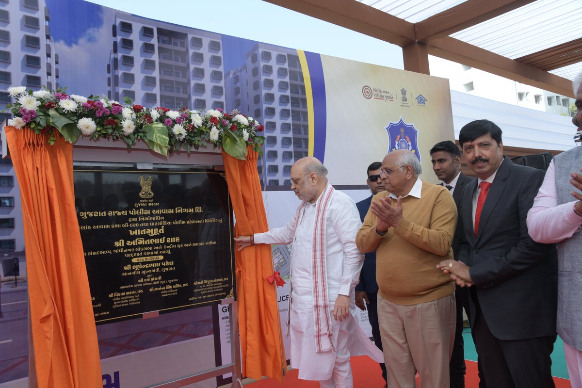 Bhupendrapbjp's tweet photo. માનનીય કેન્દ્રીય ગૃહ અને સહકાર મંત્રી શ્રી અમિતભાઈ શાહે મકરસંક્રાંતિના પાવન દિવસે અમદાવાદમાં શહેર પોલીસતંત્રની આધુનિક સુવિધાથી સજ્જ સૌથી મોટી પોલીસલાઈન તથા ઘાટલોડિયા પોલીસ સ્ટેશનનું ખાતમુહૂર્ત કર્યું હતું. 

જે અંતર્ગત, ગુજરાત રાજ્ય પોલીસ આવાસ નિગમ લિ. દ્વારા ઘાટલોડિયા પોલીસ સ્ટેશન બિલ્ડિંગ અને 920 પોલીસ પરિવાર માટેના 13 માળના 18 બ્લોક્સનું નિર્માણ કરવામાં આવશે. 18 બ્લોકમાંથી એક બ્લોકના 2 માળને પોલીસ સ્ટેશનમાં રૂપાંતરિત કરવામાં આવશે. 

જે થકી, પોલીસ પરિવારોને ઉત્તમ સુવિધાયુક્ત આવાસ પ્રાપ્ત થશે. તેમને જીવનજરૂરી સામાન ઘરઆંગણે જ મળી રહે તે માટે ટાવરમાં દુકાનો પણ બાંધવામાં આવશે. ભવિષ્યમાં અહીં CPC કેન્ટિન પણ તૈયાર કરવાનું આયોજન છે.

@AmitShah