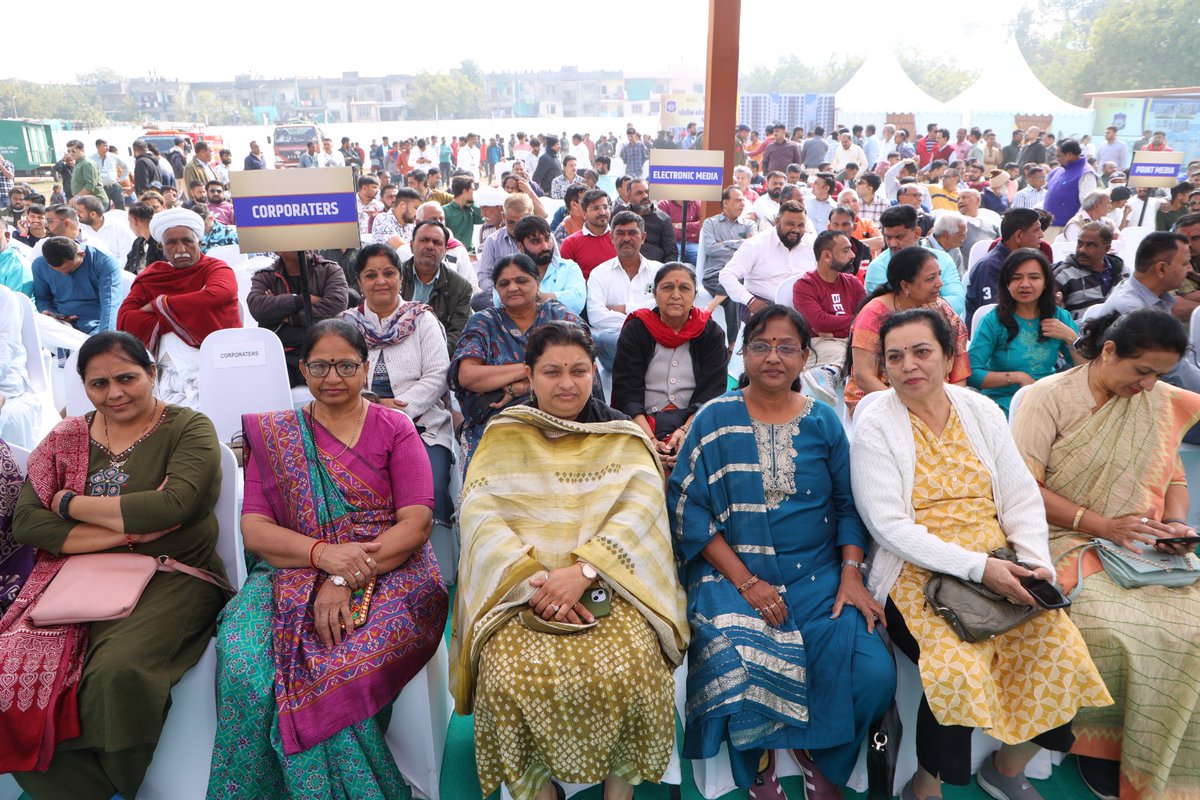 Bhupendrapbjp's tweet photo. માનનીય કેન્દ્રીય ગૃહ અને સહકાર મંત્રી શ્રી અમિતભાઈ શાહે મકરસંક્રાંતિના પાવન દિવસે અમદાવાદમાં શહેર પોલીસતંત્રની આધુનિક સુવિધાથી સજ્જ સૌથી મોટી પોલીસલાઈન તથા ઘાટલોડિયા પોલીસ સ્ટેશનનું ખાતમુહૂર્ત કર્યું હતું. 

જે અંતર્ગત, ગુજરાત રાજ્ય પોલીસ આવાસ નિગમ લિ. દ્વારા ઘાટલોડિયા પોલીસ સ્ટેશન બિલ્ડિંગ અને 920 પોલીસ પરિવાર માટેના 13 માળના 18 બ્લોક્સનું નિર્માણ કરવામાં આવશે. 18 બ્લોકમાંથી એક બ્લોકના 2 માળને પોલીસ સ્ટેશનમાં રૂપાંતરિત કરવામાં આવશે. 

જે થકી, પોલીસ પરિવારોને ઉત્તમ સુવિધાયુક્ત આવાસ પ્રાપ્ત થશે. તેમને જીવનજરૂરી સામાન ઘરઆંગણે જ મળી રહે તે માટે ટાવરમાં દુકાનો પણ બાંધવામાં આવશે. ભવિષ્યમાં અહીં CPC કેન્ટિન પણ તૈયાર કરવાનું આયોજન છે.

@AmitShah