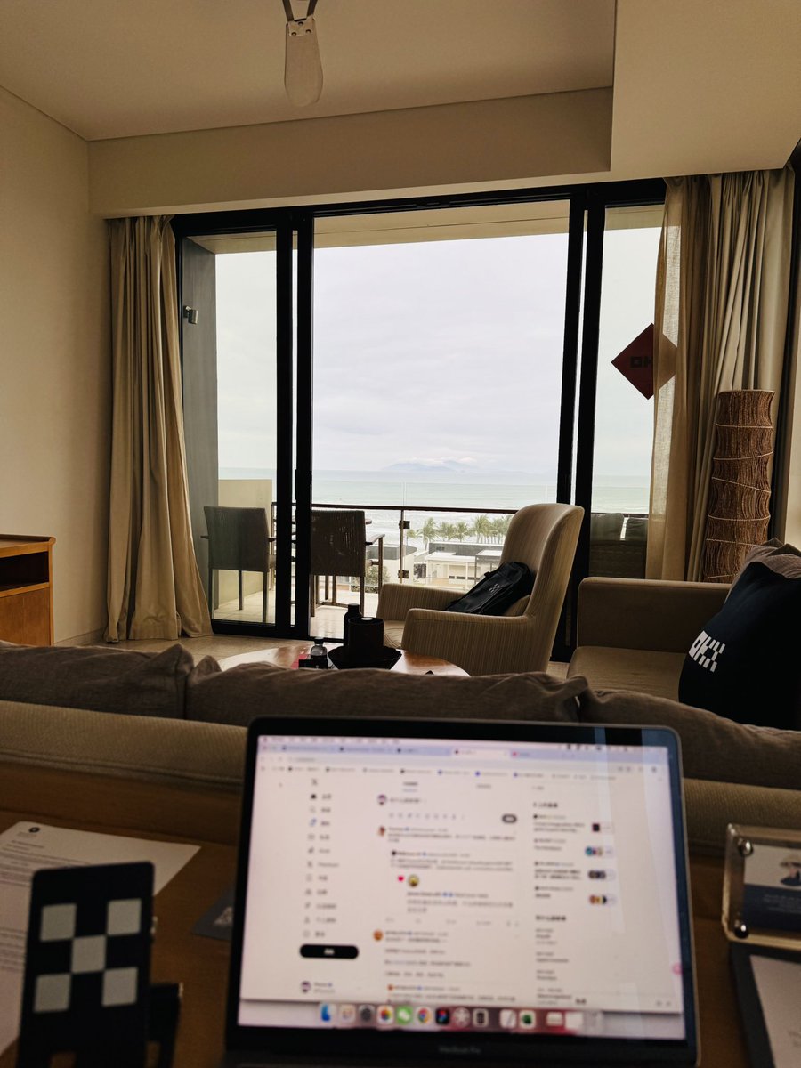 PhyrexNi's tweet photo. 本来想休息一会，但这个景色和温度太适合码字了，还能眺望远处的小山，听着海浪汹涌的声音，要是再能有几个小姐姐帮忙梳理一下情绪上的缺憾那就太完美了。话说我就不能对 @Haiteng_okx 的承若有期待 #OKX年夜饭 只要不提吃都很好。 https://t.co/FO16gK9Qv4