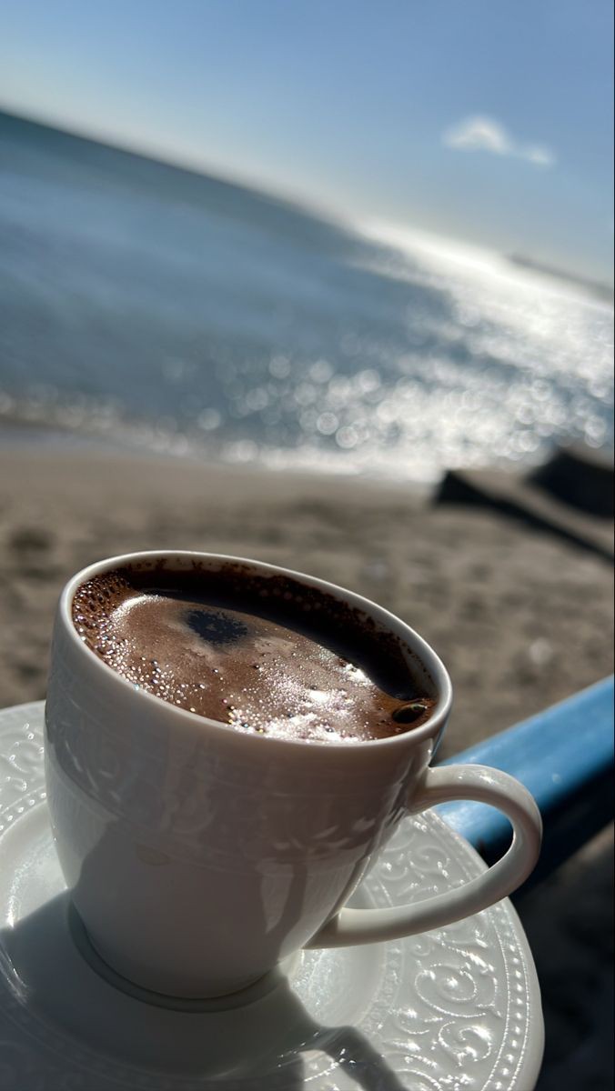 𝗦𝗲𝗽𝗲𝗿𝘁𝗶 𝗞𝗼𝗽𝗶 𝗧𝗮𝗺𝗽𝗮 𝗚𝘂𝗹𝗮

Cinta itu seperti kopi tanpa gula,
Pahit, 
Tetapi setiap teguknya adalah kejujuran,
Tanpa topeng yang menutupi keasliannya.

1/3

<a href="/AntoniSulton/">Antoni Sulton</a> #piece_of_story 
#love #alwaysforeve #youandme #memories #coffe
#kopi