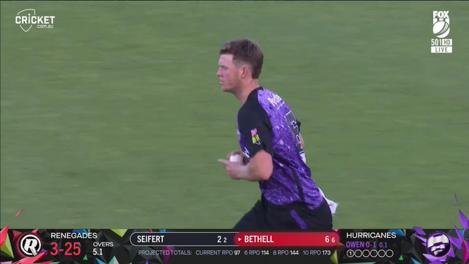 Jacob Bethell trying to get the Renegades up & running with back-to-back boundaries! 💪  📹 Credits: Twitter/BBL