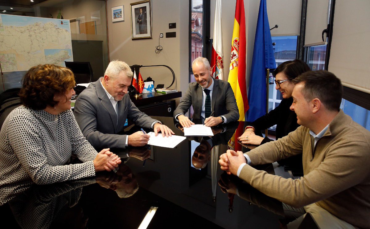 cantabriaes's tweet photo. ✅ @educantabria y #PYMETAL firman un convenio para promover la #FPDual y favorecer las prácticas del alumnado en empresas del sector.
✅ El acuerdo contribuirá a ajustar la oferta educativa y cubrir en un futuro la demanda de empleo especializado.
https://t.co/Mu9q19v8wk https://t.co/fa6Nst89vs