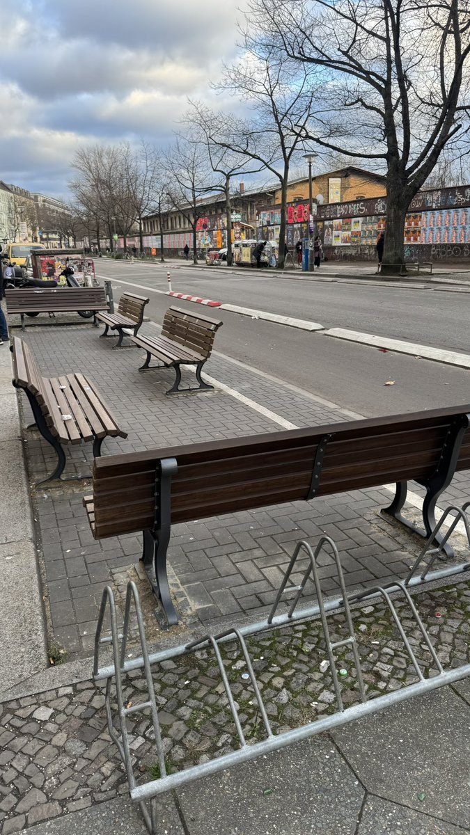 maritafabeckcdu's tweet photo. Für #Parklets gibt es kein Geld mehr vom #Senat. Gut so! Nun aber werden „normale“ Bänke auf Parkplätzen 🅿️ aufgestellt. Der #Autohass wird noch nicht mal mehr verheimlicht. Unfassbar ! @BA_Xhain #revalerstrasse #friedrichshain https://t.co/KvUhrmhjV6