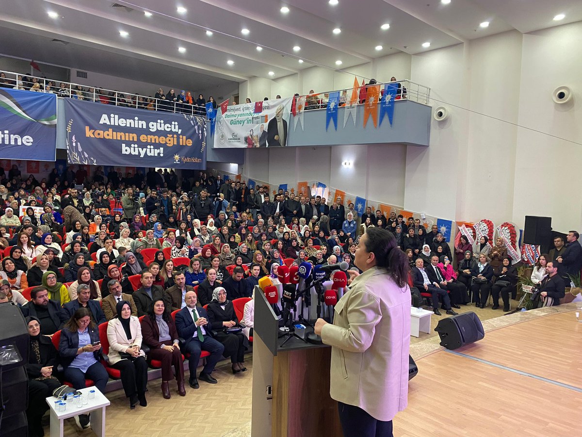 AKKADINGM's tweet photo. “Canla, Başla İlk Günkü Heyecanla!”

📍Afyonkarahisar

Aile ve Sosyal Hizmetler Bakanımız Mahinur Özdemir Göktaş, MYK üyelerimiz Nilgün Ök, Nihan Turna Sakaltaş ve Bölge Sorumlumuz Tülay Beşkonak Özçay’ın katılımlarıyla Afyonkarahisar İl Kadın Kolları 7. Olağan Kongremiz gerçekleştirildi.

Yeni dönemde İl Kadın Kolları Başkanımız Dilek Hanım Çengel ve yönetimine başarılar diler, görevi devreden Ferda Ertürk başkanımıza emek ve gayretleri için teşekkür ederiz.

#İlkGünküHeyecanla
#KadınlarlaBüyükTürkiyeYolunda