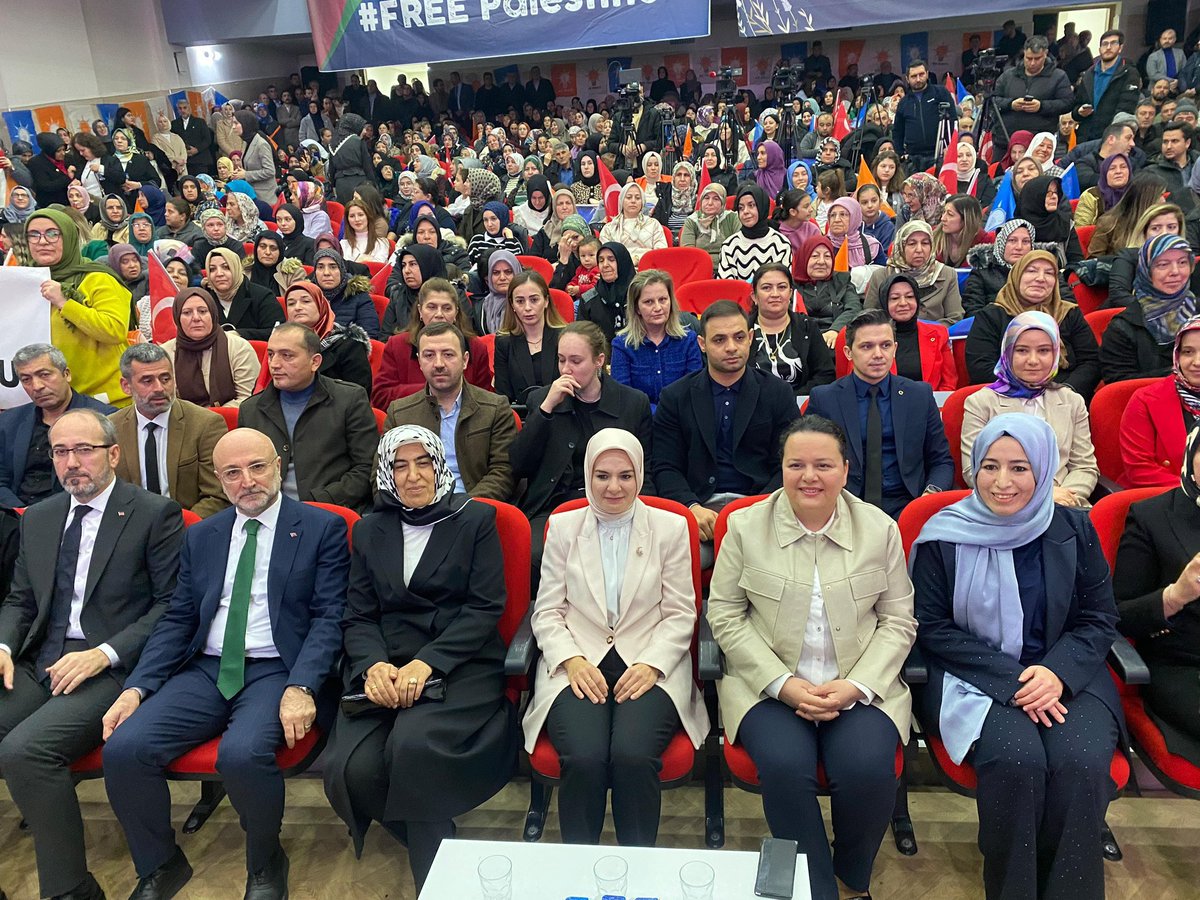 AKKADINGM's tweet photo. “Canla, Başla İlk Günkü Heyecanla!”

📍Afyonkarahisar

Aile ve Sosyal Hizmetler Bakanımız Mahinur Özdemir Göktaş, MYK üyelerimiz Nilgün Ök, Nihan Turna Sakaltaş ve Bölge Sorumlumuz Tülay Beşkonak Özçay’ın katılımlarıyla Afyonkarahisar İl Kadın Kolları 7. Olağan Kongremiz gerçekleştirildi.

Yeni dönemde İl Kadın Kolları Başkanımız Dilek Hanım Çengel ve yönetimine başarılar diler, görevi devreden Ferda Ertürk başkanımıza emek ve gayretleri için teşekkür ederiz.

#İlkGünküHeyecanla
#KadınlarlaBüyükTürkiyeYolunda