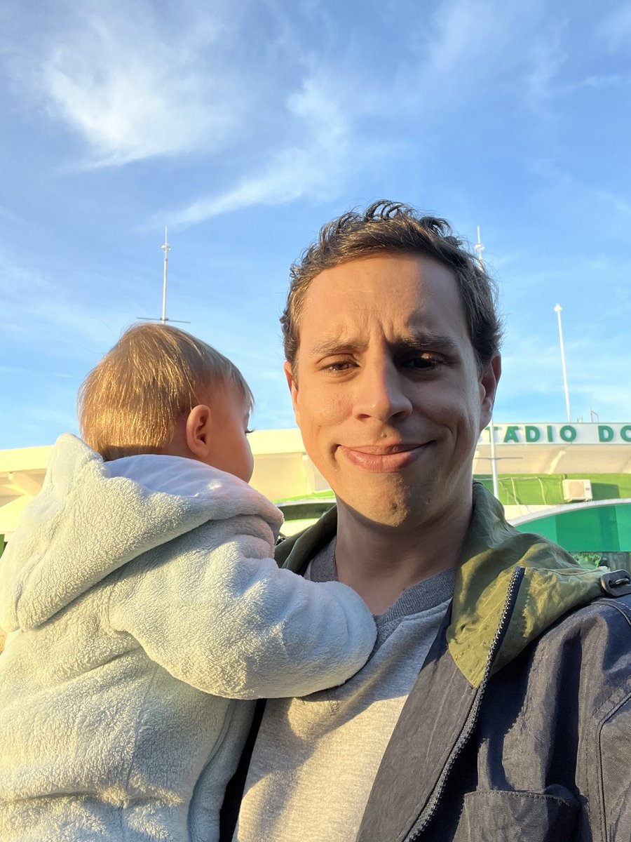 Obrigado à Ana Bárbara Pedrosa por me emprestar o seu bebé para assinalar que hoje o bebé sou eu. 34 paus, sem troco.

Quem diria que depois dos 25 é que isto começava a ter graça? Não acreditava, mas cá estou na melhor forma da minha vida (física e literária).