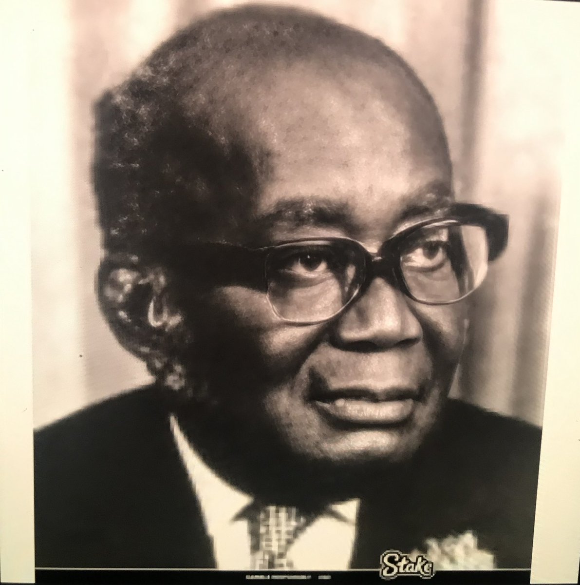 _sneakernyame's tweet photo. Have you ever wondered why Kwame Nkrumah's statue looks like this ? ❤️🇬🇭
It was destroyed, this is the story behind it! 
Was Edward Akuffo Addo part of the coup leaders ? 
Thread 🧵 https://t.co/jPxEVtK2k5