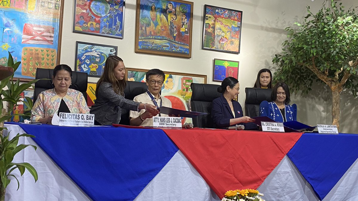News5PH's tweet image. Lumagda ng kasunduan ang Department of Migrant Workers #DMW at Department of Trade and Industry #DTI upang tulungan ang mga overseas Filipino worker #OFW na makapagsimula ng sari-sarili nilang negosyo. #News5 | via Briane Basa