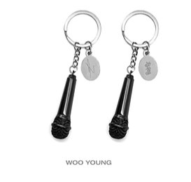 WOOYOUNG's black MIC Keyring with his name and signature | Tour MD