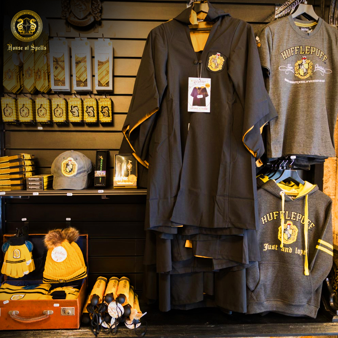 ✨ Every 💛🖤 deserves to shine! It’s time to cosy up and show off your house pride! From snug scarves and hats to stylish robes and caps – we’ve got the magic you need. Don’t forget the wands and collectibles too!

#hufflepuff #HarryPotter
