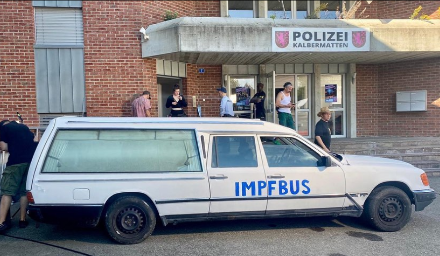 VB_Schweiz's tweet photo. @LuitpoldvZ @fritz_jordi @michaelelsener Besonders der #Impfbus😅 https://t.co/oBRU7lJLlO