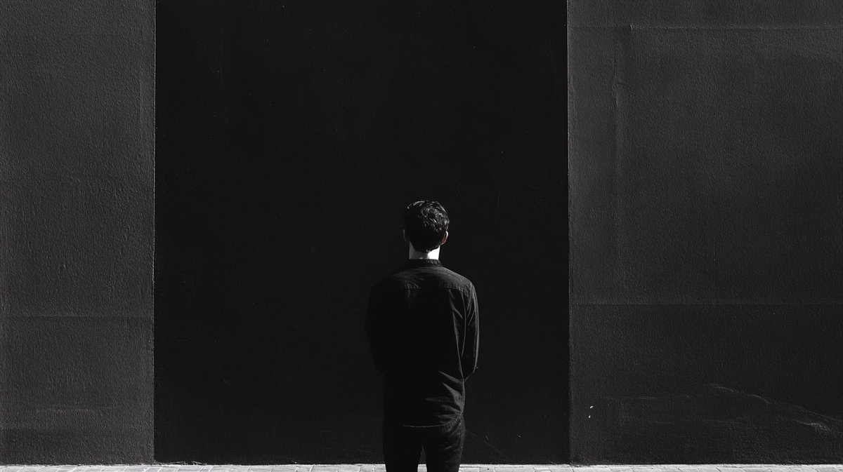 Black. Waiting. #midjourney