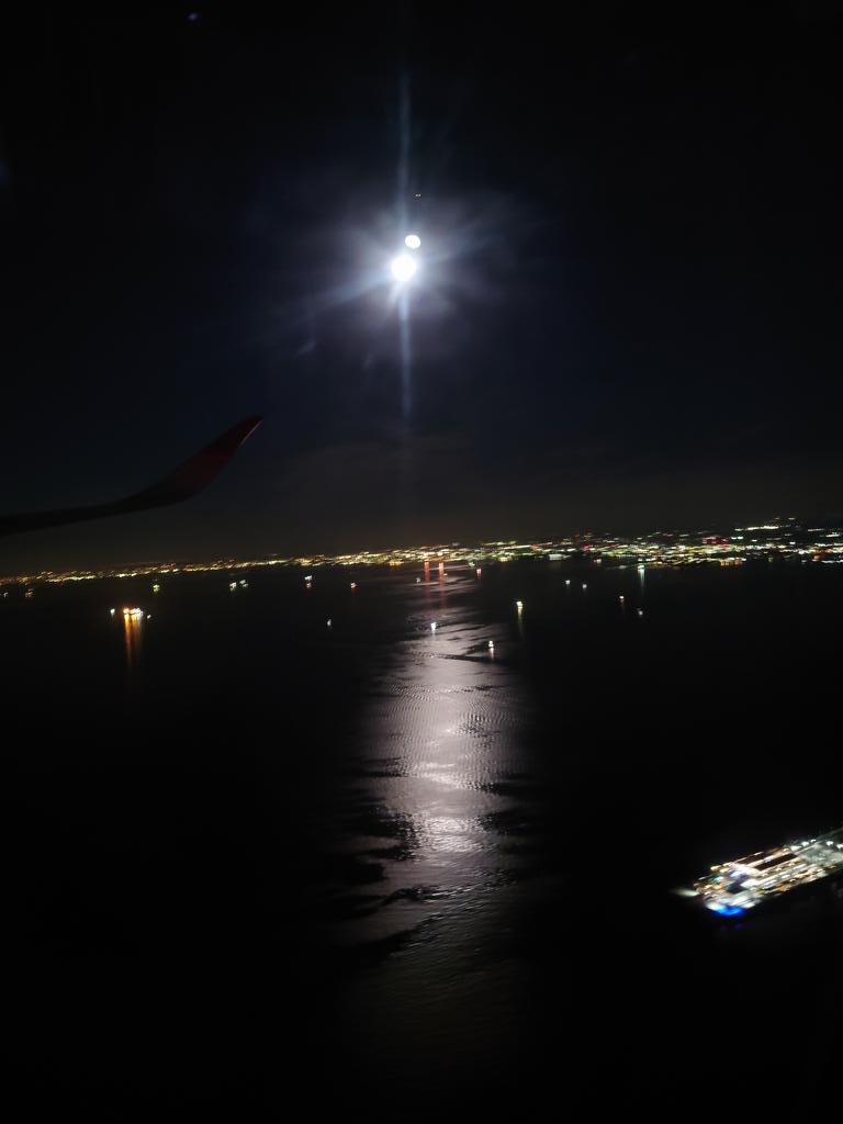 y0hei_ohno's tweet photo. 飛行機から
満月の明るさがすごいのね https://t.co/7bmcH1VgNm