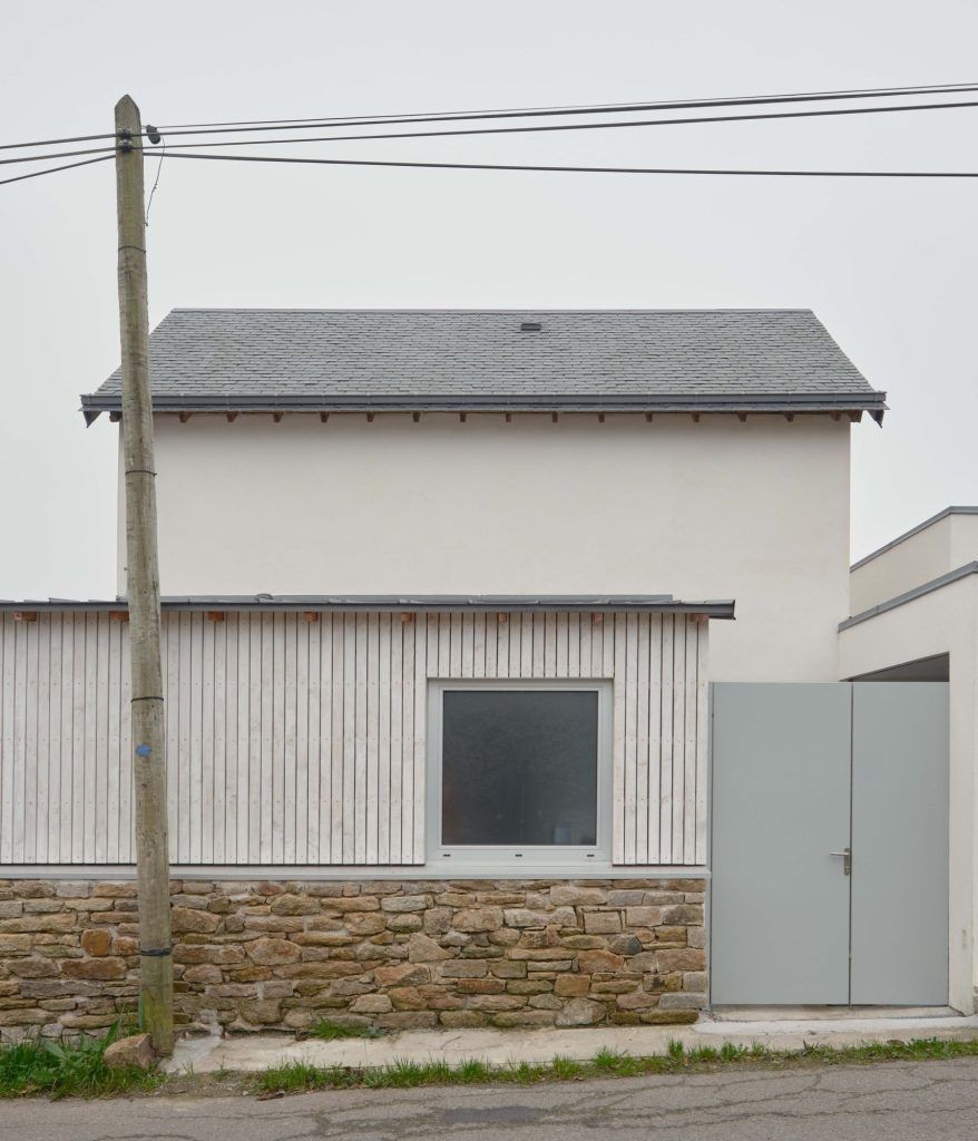 afasiaarq's tweet photo. #SOCLE  https://t.co/1XFpoAMv9U | posted by afasia | daily entries on contemporary art and architecture #afasiaarchzine #afasiaarq | 

Extension and Renovation of a Seaside House . Clohars-Carnoët SOCLE . photos: © Antoine Michaud Near Lorient, a house e… https://t.co/unlH1NuVBP