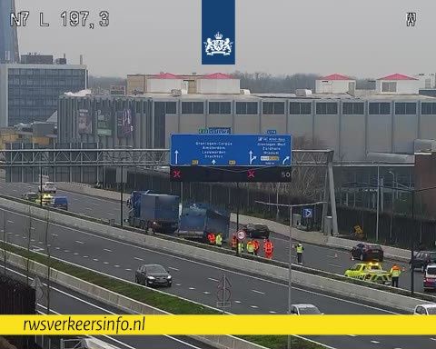 ⛔️ | De #N7 is dicht ter hoogte van knp. Julianaplein door een geschaarde trekker met oplegger. Verkeer richting Assen/Drachten kan vanaf knp. Euvelgunne omrijden via N46 Ring-Oost/N370 Ring-Noord (volg U75). Het is nog niet bekend hoe laat de weg weer vrijgegeven wordt.