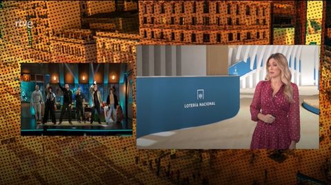 cazurradas's tweet photo. @LaRevuelta_TVE por favor: Un concurso de mímica en la ventanita durante la retransmisión de los premios de @loterias_es . https://t.co/3VUJoquFdv