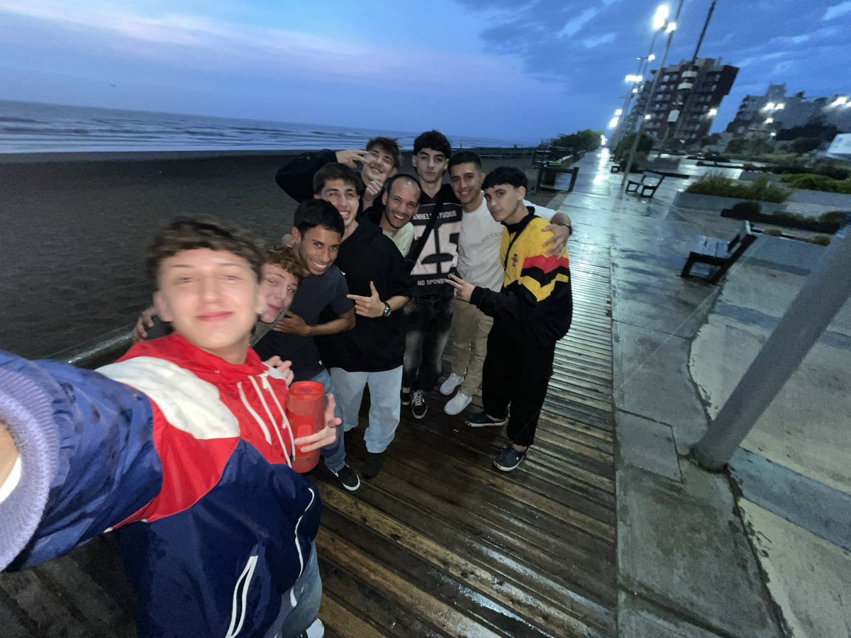 buscamos a estos locos que nos sacamos una foto