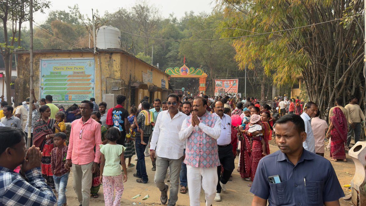 ashwiniksarangi's tweet photo. ତୁରୁଙ୍ଗା ବୈଷ୍ଣୋଦେବୀ ମନ୍ଦିରରେ ପବିତ୍ର ମକର ମେଳାରେ ଯୋଗଦାନ କରି ପୂଜାର୍ଚ୍ଚନା କରିବାର ସୌଭାଗ୍ୟ ପ୍ରାପ୍ତ କଲି ତଥା ଭକ୍ତ ମାନଙ୍କ ସହିତ ପ୍ରସାଦ ସେବନ କଲି।

#makarsankranti #vaishnodevi #turunga #bargarhconstituency #bargarh #odisha https://t.co/YaAXnktIoQ