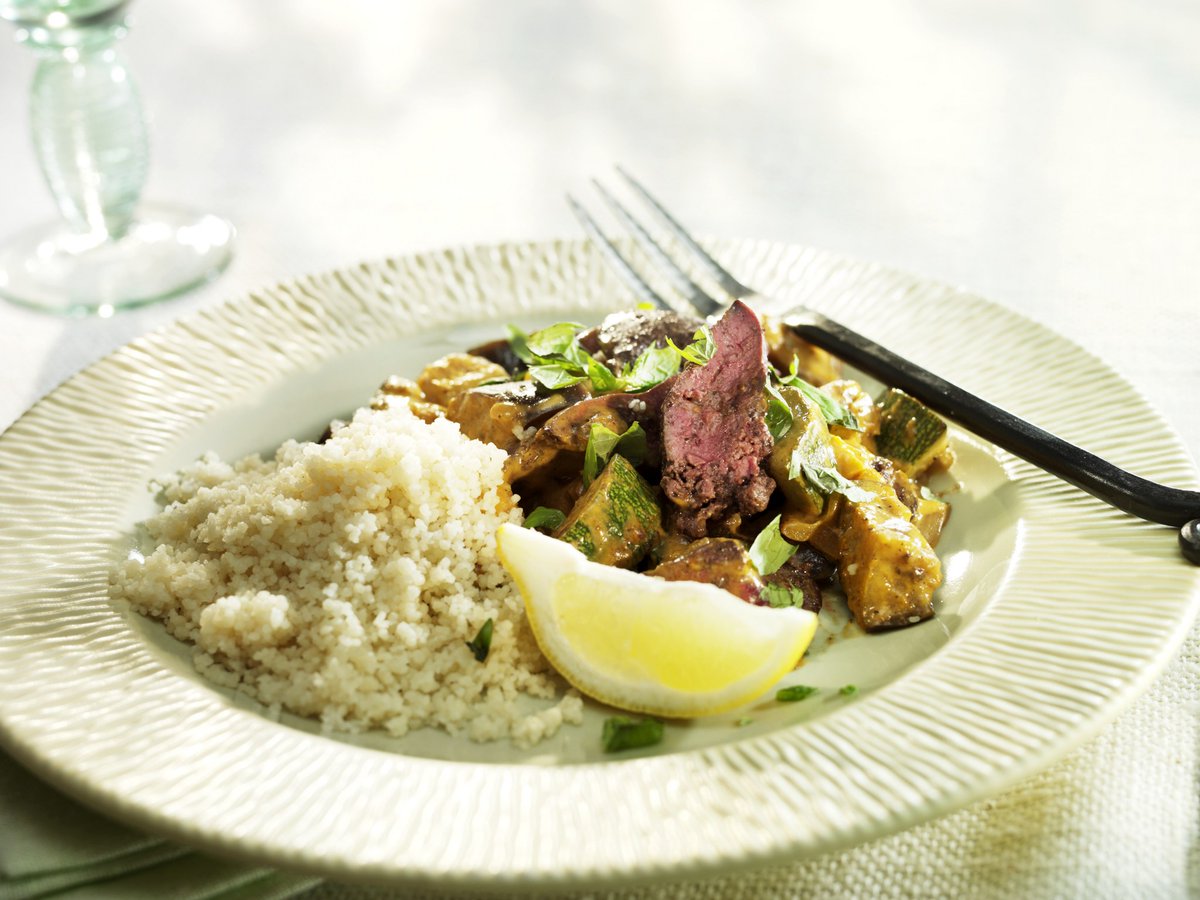 Uuvuttaako? Väsymystä voi auttaa vähentämään B12-vitamiini, jota saa eläinperäisistä ruoista, kuten lihasta ja etenkin maksasta ja munuaisista. Liha on muutenkin monipuolinen paketti elimistölle tärkeitä ravintoaineita. 👉🏻lihatiedotus.fi/liha-ja-tervey…

#hyväälihasta #suomalaistalihaa