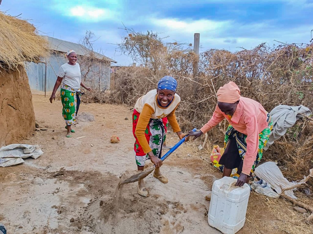 aetkenya's tweet photo. Under the SMAT project, supported by @USAIDKenya and  @ifaw the Amboseli Ecosystem Trust has trained 181 women as trainers (ToTs) in the construction and establishment of energy-saving jikos, conservancies across the Amboseli landscape
#ClimateAction https://t.co/oYjk6TEkki