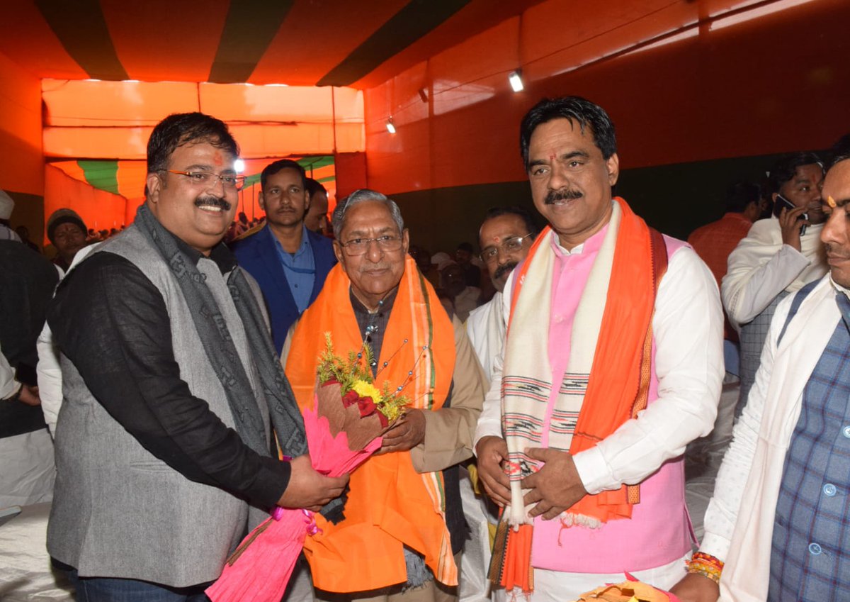 nkishoreyadav's tweet photo. लोक आस्था, समरसत�� और भगवान सूर्य की उपासना के पावन पर्व 'मकर संक्रांति' के अवसर पर भाजपा प्रदेश कार्यालय में आयोजित कार्यकर्ता मिलन समारोह सह दही-चूड़ा भोज में शामिल हुआ।

#BJP https://t.co/aU564WctVq