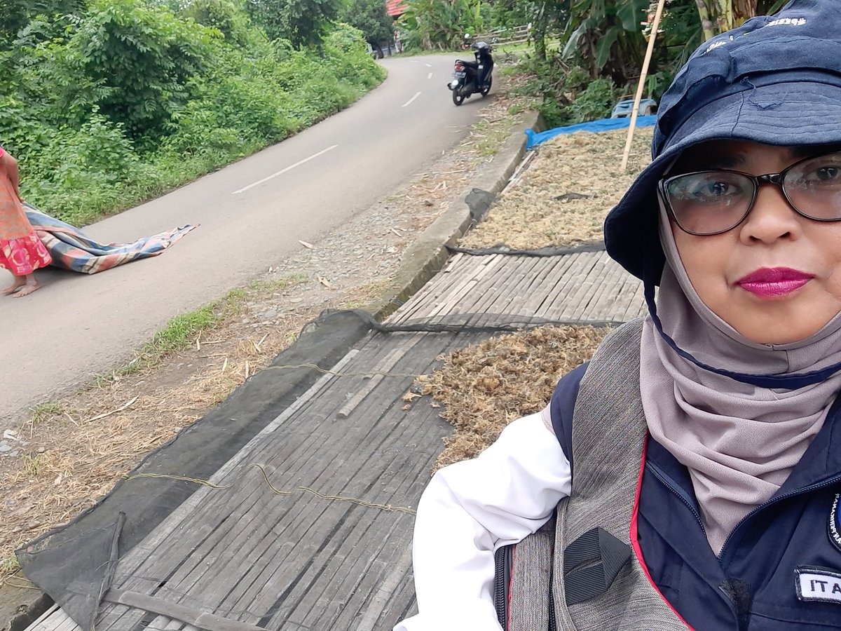 nurhadati's tweet photo. Rabu,08-1-2025,Nurhadati,sp,luhkan kab.bone,
di Pokdakan pangadang ,Desa Bulu-bulu, mendampingi Panen rumput laut
Dengan tehnologi pengeringan rumput laut sebanyak 350kg, harga panen kering rp 15.000/kg

#GiatLuhkanSatminkalmaros   #Bone #Panen https://t.co/6NczwUtWUB